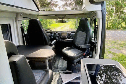 esarent.fi_retkeilyauto_adria_twin_640_ohjaamo